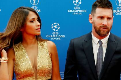 Messi y Antonela, en la previa de la gala de la UEFA: Leo se presentó con un look formal, a diferencia de sus presencias en las ceremonias de la FIFA