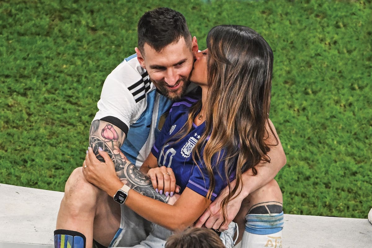 Messi y Antonela tras el triunfo en el Mundial de Qatar 2022 Photo: Robert Michael/dpa (Photo by Robert Michael/picture alliance via Getty Images)