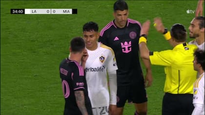 Messi y Cerrillo en una discusión que no pasó a mayores