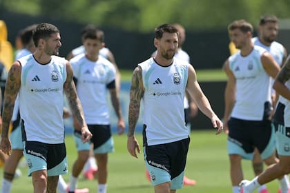 Messi y De Paul en el entrenamiento de la Selección