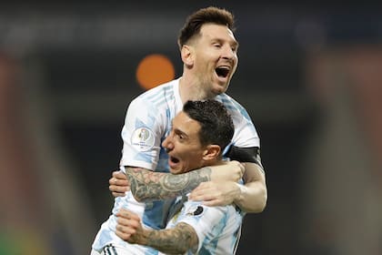 Messi y Di María, exultantes después del golazo del capitán.