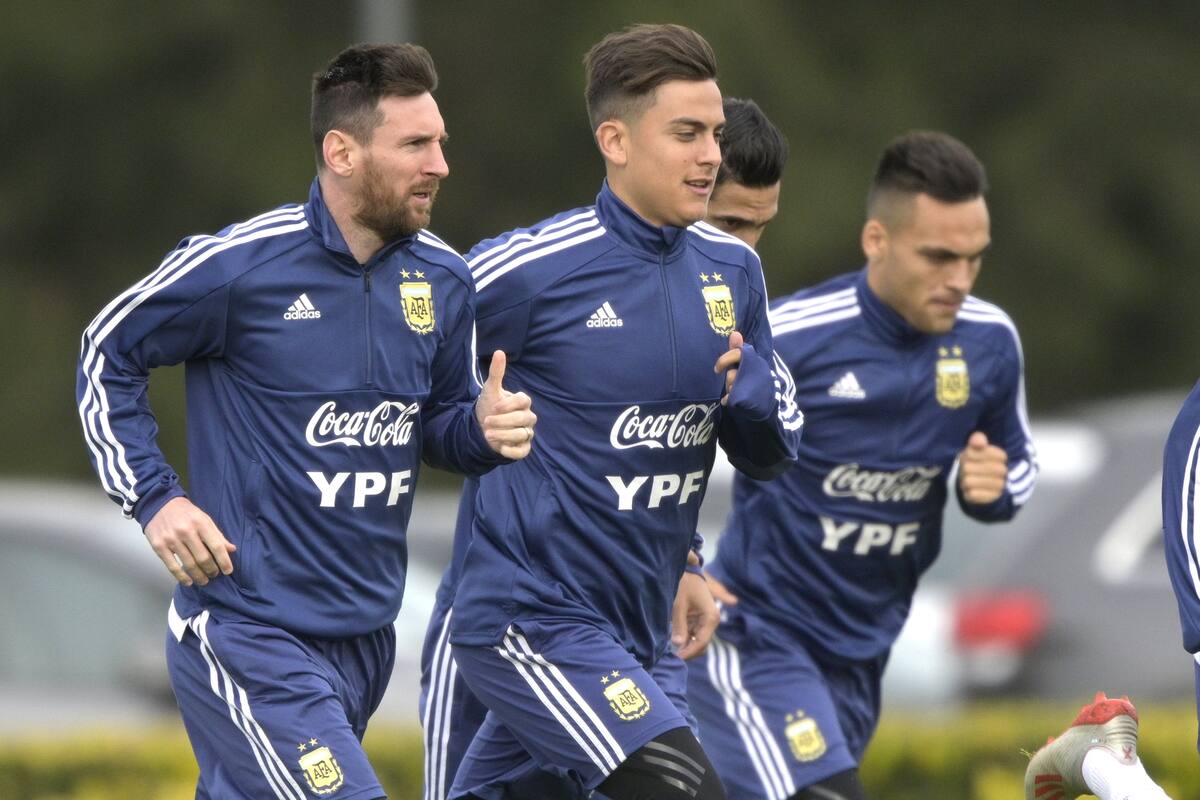 Messi y Dybala, adelante, dos piezas de las paralizadas Ligas de España e Italia; atrás, Lautaro Martínez, que vive en la critica región de la Lombardía