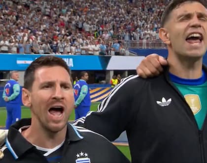 Messi y el Dibu Martínez durante el himno nacional