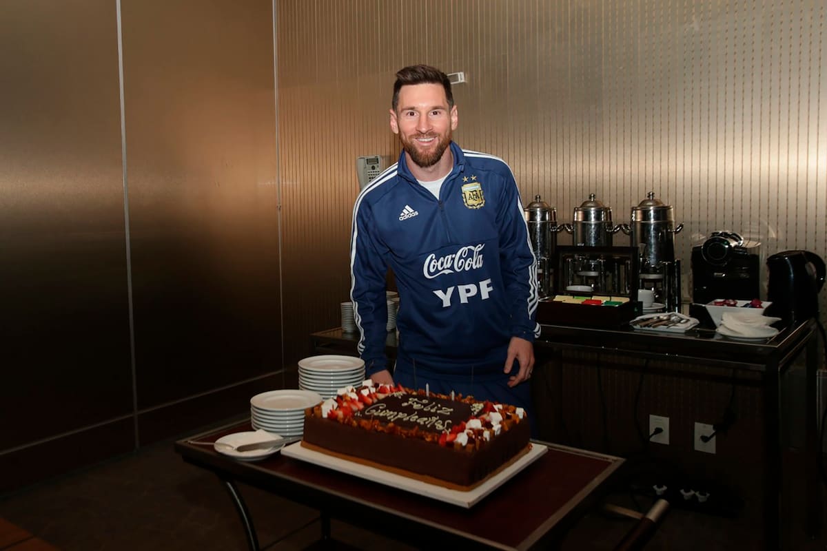 Messi y el festejo de cumpleaños en la selección, una tradición que apenas se salteó en 2008, 2009, 2012, 2013, 2017 y 2020 por la pandemia; esta imagen es de los 32, en la Copa América de Brasil 2019