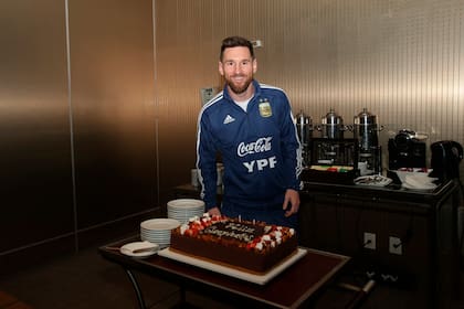 Messi y el festejo de cumpleaños en la selección, una tradición que apenas se salteó en 2008, 2009, 2012, 2013, 2017 y 2020 por la pandemia; esta imagen es de los 32, en la Copa América de Brasil 2019