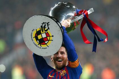 Messi y el trofeo de campeón de la Liga de España