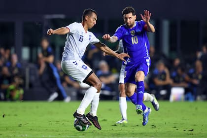 Messi y Giovanni Calderón de Puerto Rico compiten por la pelota durante el partido amistoso internacional entre Puerto Rico y Argentina en Miami