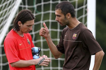 Messi y Guardiola en un entrenamiento de Barcelona en 2008; la alianza entre el astro y el gran DT ya estaba encaminada