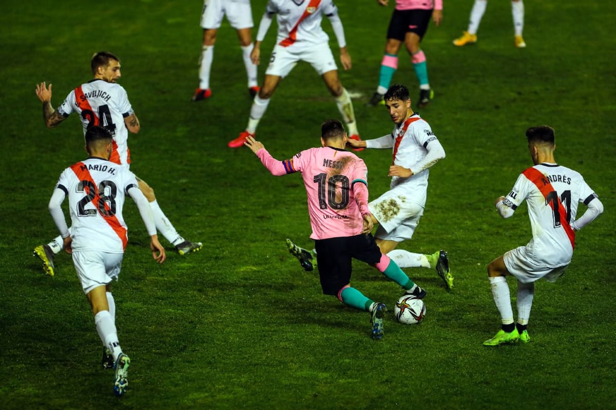 Messi y la foto rodeado de cinco jugadores