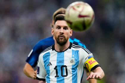 Messi y la mirada fija en su obsesión: una pelota de fútbol
