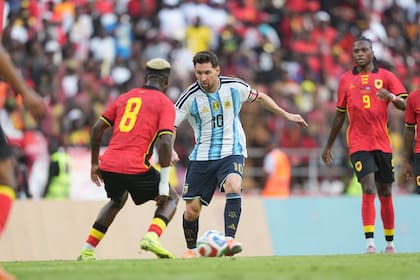 Messi y la pelota al pie, en el amistoso ante Angola