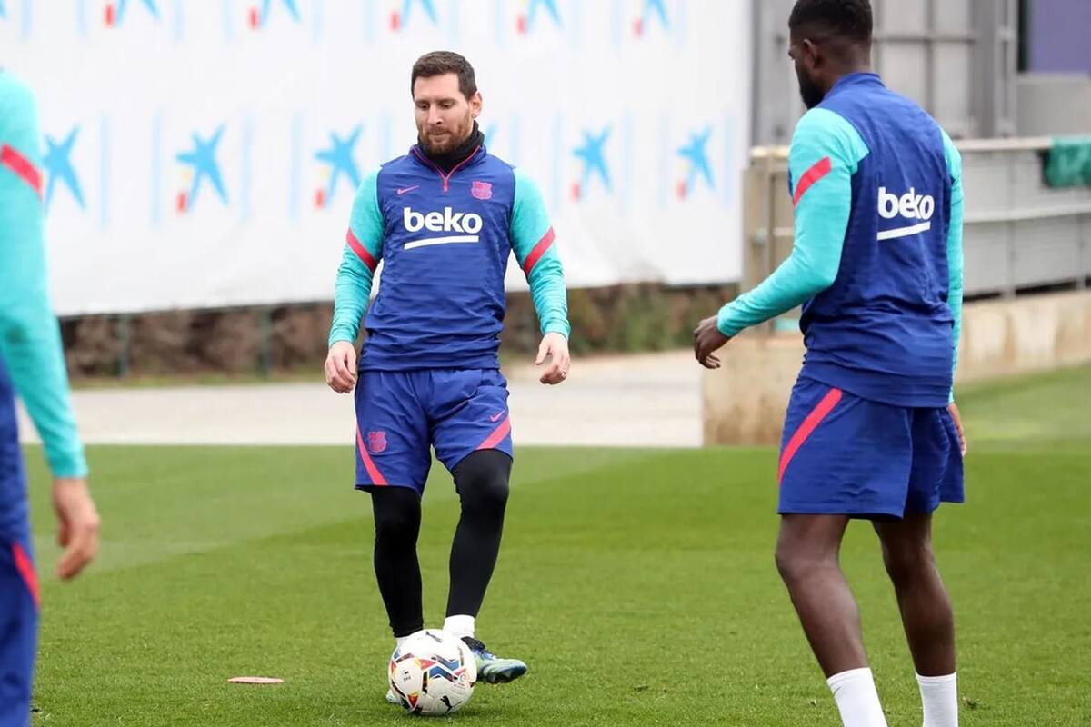 Messi y la pelota, en el entrenamiento de este sábado de Barcelona. Mira Umtiti.