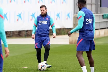 Messi y la pelota, en el entrenamiento de este sábado de Barcelona. Mira Umtiti.