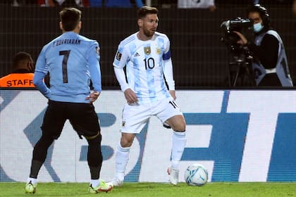 Messi y la pelota, su amiga, ante la marca de Fernando Gorriaran