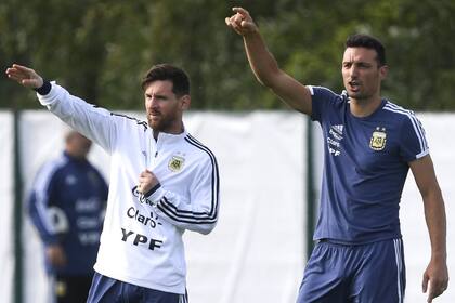Messi y Leonel Scaloni, DT de la selección argentina; el 10 hizo 70 goles con la camiseta celeste y blanca, pero ninguno en las finales