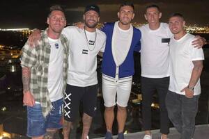 Messi y los futbolistas del PSG, Neymar, Paredes, Di María y Verratti, en los últimos días, juntos en Ibiza.