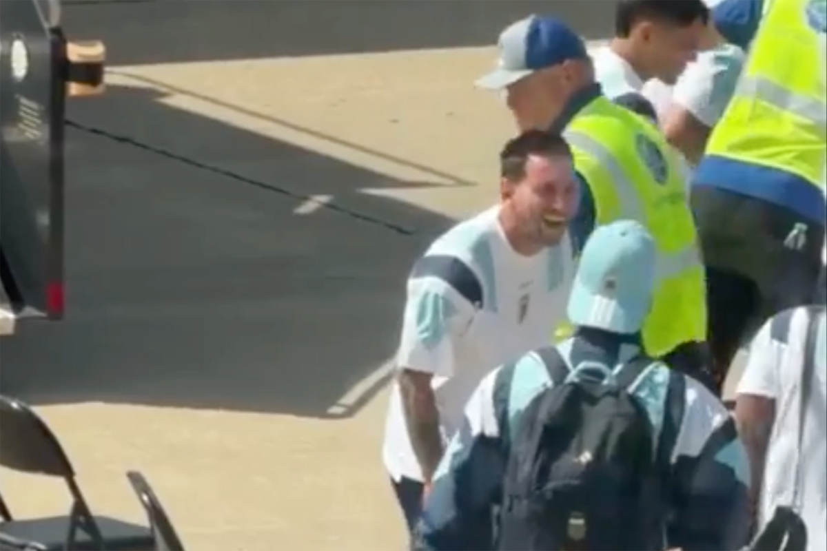 Messi y los jugadores de la selección se sometieron, sin problemas y con sonrisas, a los estrictos controles aeroportuarios en Kansas