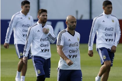 Messi y Mascherano, al frente de un grupo que podría despedirse de la selección