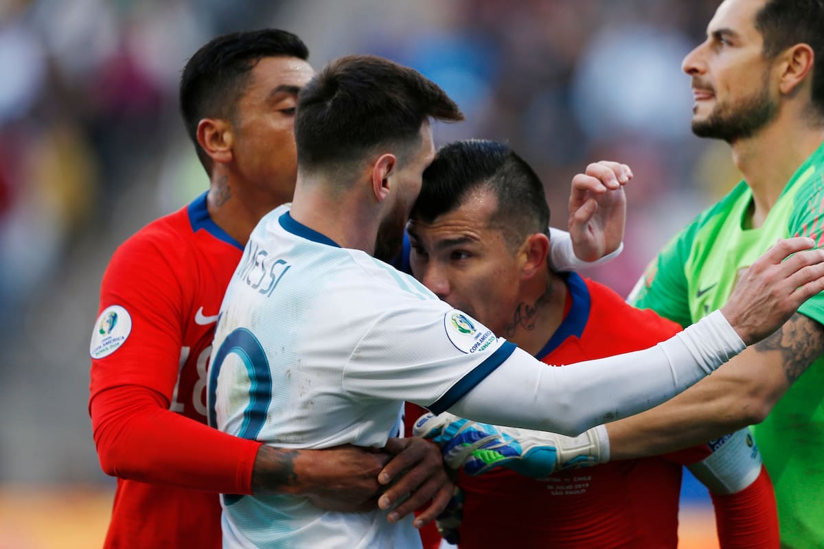 Messi y Medel, enfrentados en el campo de juego; los dos se fueron expulsados
