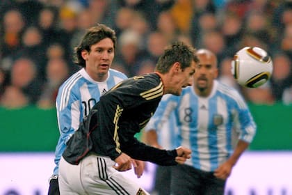 Messi y Miroslav Klose durante un amistoso en el Allianz Arena de Múnich en 2010