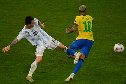 Messi y Neymar, íntimos amigos, ya se enfrentaron cinco veces con las camisetas de Argentina y Brasil
