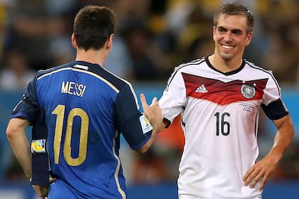 Messi y Philipp Lahm, el saludo de los capitanes en el Maracaná 2014, la final todavía no había comenzado; luego, la alegría sería sólo alemana