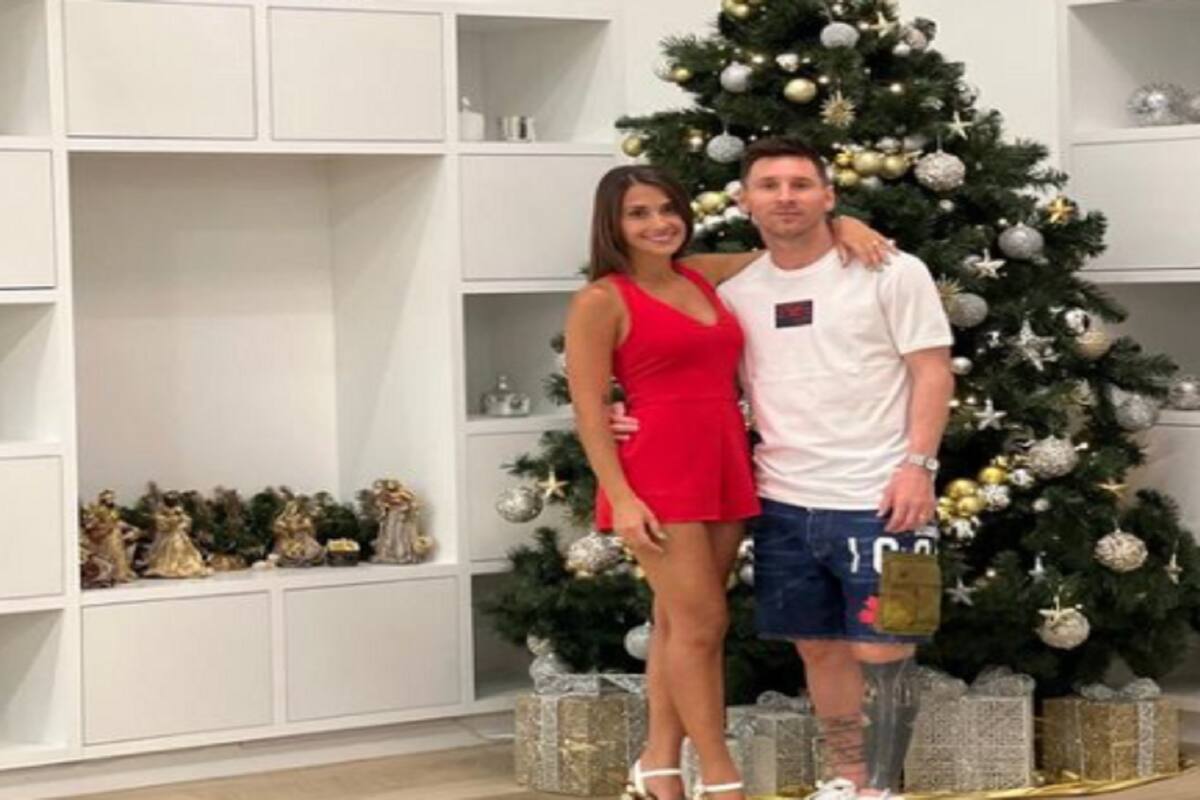 Messi y Rocuzzo, al pie de su árbol navideño