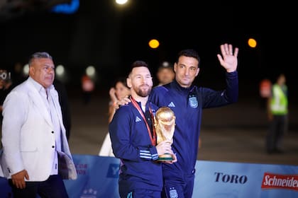 Messi y Scaloni, apenas aterrizaron en Ezeiza; Chiqui Tapia se interpuso entre la Copa y el fervor camporista