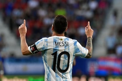 Messi y su clásico festejo, señalando el cielo; el astro argentino rompe con todas las previsiones