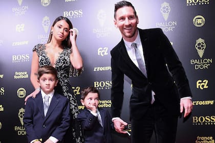 Messi y su familia, en el teatro Chatelet de París, donde sumó otro premio para sus vitrinas