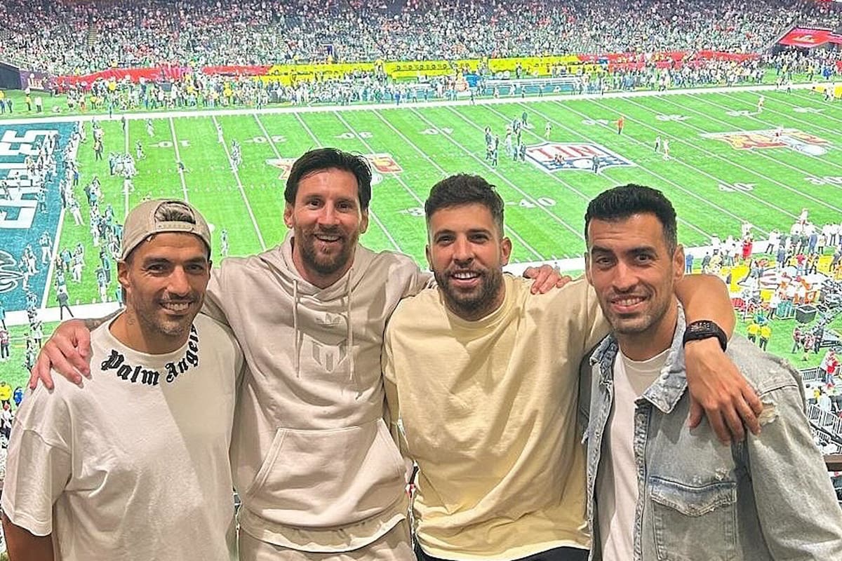 Messi y sus amigos en el Super Bowl: Luis Suárez, Jordi Alba y Sergio Busquets, en Nueva Orleans, en el espectáculo más convocante de los Estados Unidos