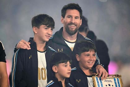 Messi y sus tres hijos, en un lindo momento antes del partido
