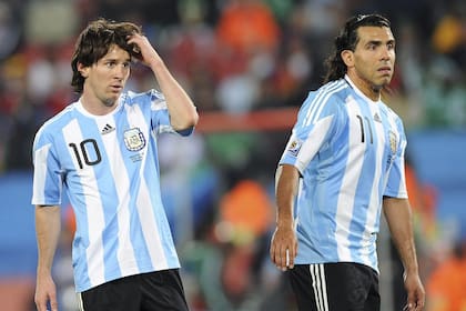 Messi y Tevez, en un amistoso contra Albania antes de la Copa América 2011