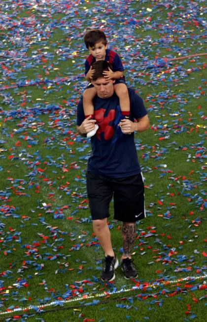 Messi y Thiago, en los festejos de Barcelona