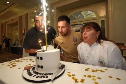 Messi y un nuevo festejo de cumpleaños junto a Diego Iacovone y Antonia Farías