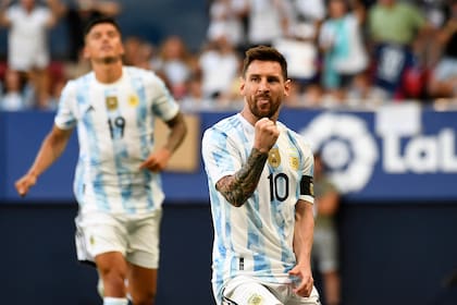 Messi y una de sus cinco celebraciones frente a Estonia