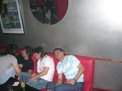 Messi, ya dentro del boliche, con su hermano, Adrián Dárgelos y Mariano Roger, de Babasónicos