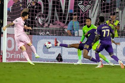 Messi ya sacó el derechazo, que terminará con la pelota dentro del arco de Orlando City: fue su segundo gol en la noche