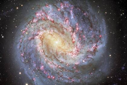 Messier 83 es una impresionante galaxia espiral que se encuentra a unos 15 millones de años luz de distancia