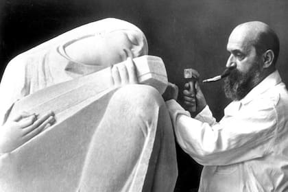 Meštrović trabajando en su escultura "Croatian Rhapsody", 1937