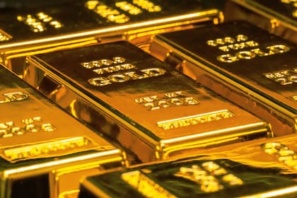 METALES PRECIOSOS-Oro sube por aumento de demanda ante riesgos geopolíticos y apuestas de tasas