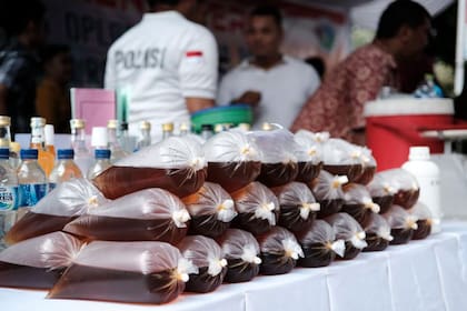 Metanol; BBC; BBC Mundo; Sociedad; bebidas alcohólicas; Kuchki; Moscú; destilería; Hannah Powell; oplosan; India;