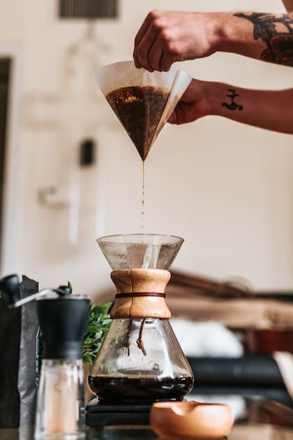 Métodos no tradicionales, como esta Chemex, son los que usan también los baristas tanto en cafeterías como en restaurantes