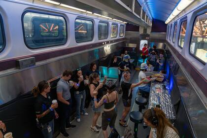 Metra celebra un coffee rave con 150 pasajeros y recibe comentarios positivos que piden el regreso del vagón bar. Foto: Facebook / Metra