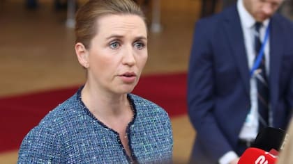 Mette Frederiksen, primera ministra de Dinamarca, debió pedir perdón por la matanza de los visones, ante la escalada de críticas