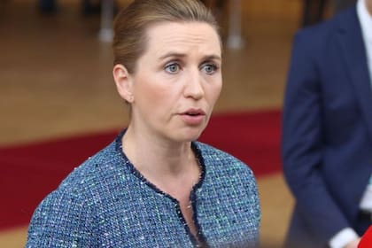 Mette Frederiksen, primera ministra de Dinamarca, alertó sobre el riesgo para la población que suponía la mutación encontrada en los visones.