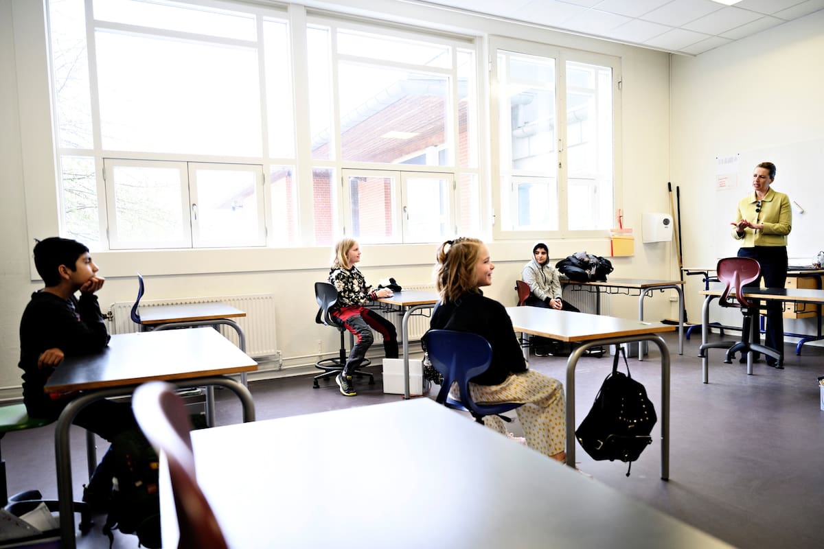 Mette Frederiksen primera ministra de Dinamarca al reiniciar las clases en su país