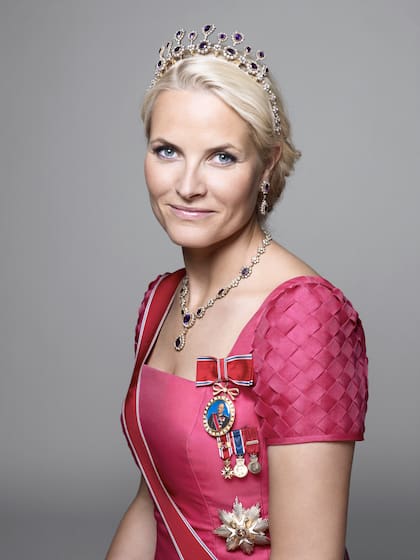 Mette-Marit tuvo que enfrentar las críticas de la prensa apenas se enteraron de su romance con el príncipe Haakon