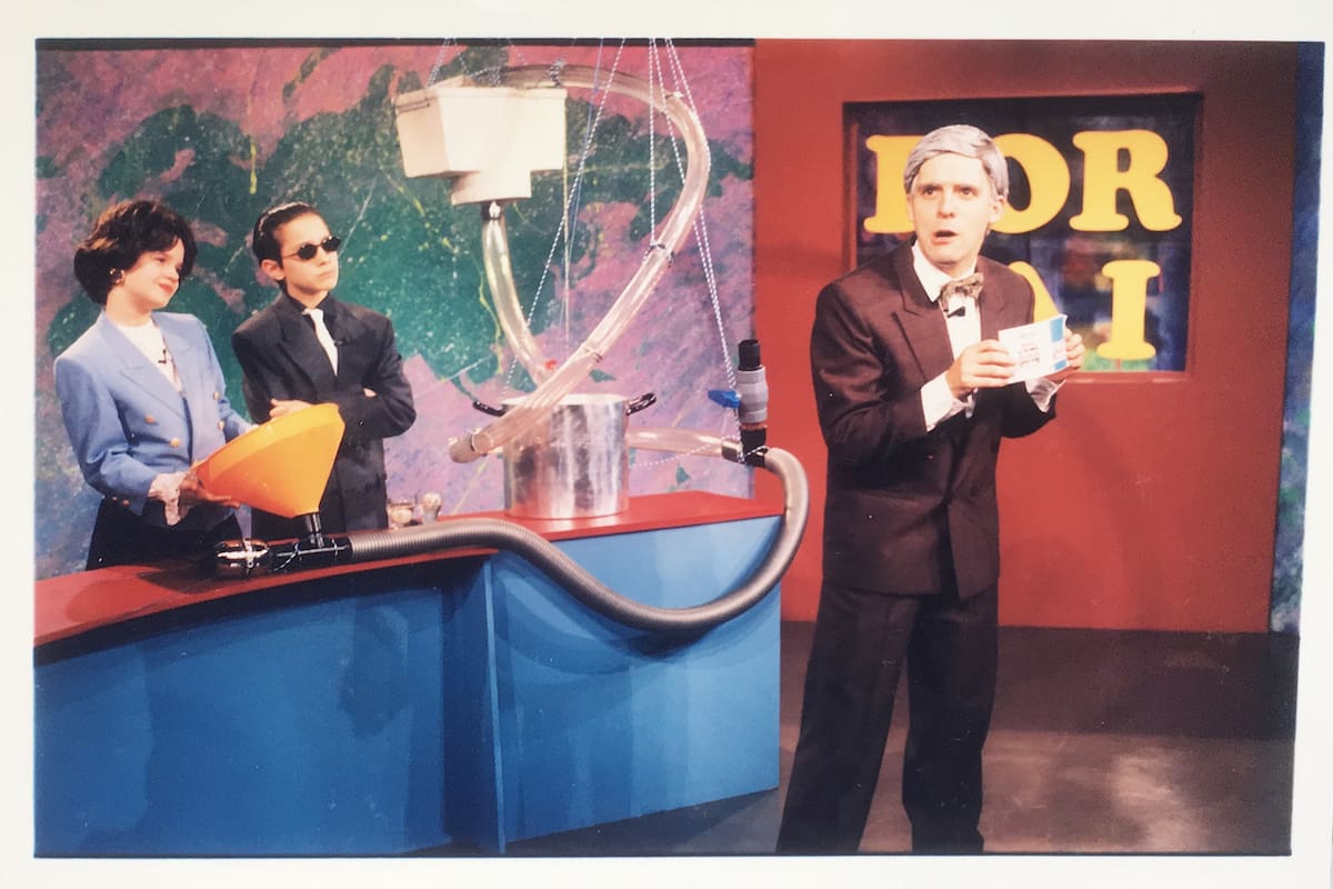 Mex Urtizberea junto a Alejandro Goldberg y Violeta Urtizberea en el segmento de la Tómbola For Fai, que incorporaba complejos mecanismos (invenciones de Álvaro Urtizberea), con los que se intentaba dar transparencia a un sorteo siempre frustrado