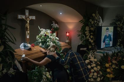 Anabel Garza y Luciano Leal Vela junto al ataúd de su hijo asesinado Luciano Leal Garza, en su funeral en San Fernando, México, el 18 de octubre de 2020